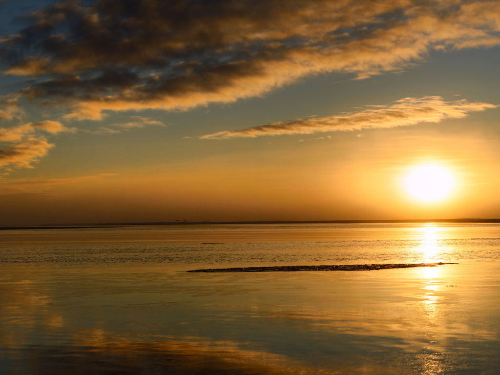 Zonsondergang boven de Beaufortzee bij Kaktovik, Barter Island, Alaska – reizen met Explore.