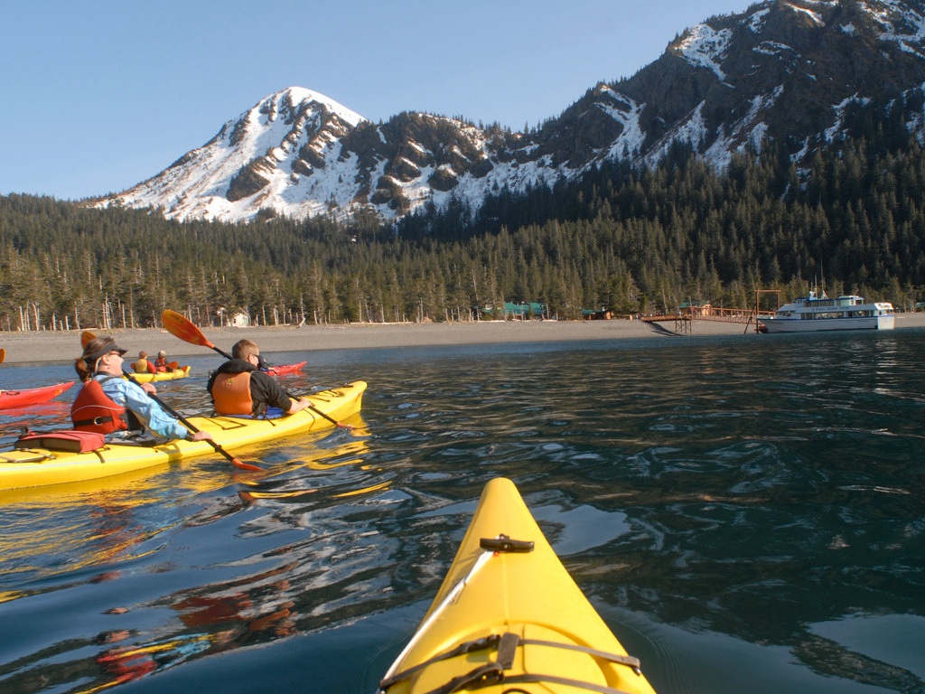 Kajakkers peddelen langs de kust bij Kenai Fjords Wilderness Lodge in Alaska – reizen met Explore.