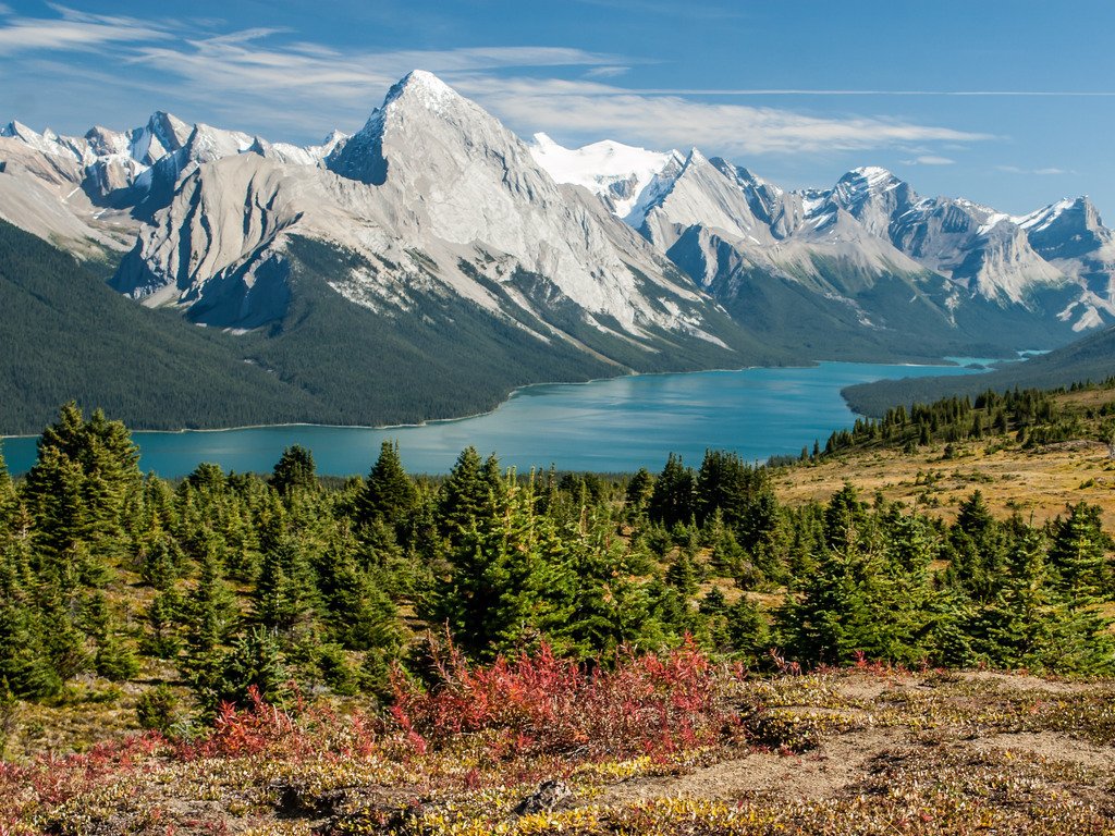Uitzicht op Maligne Lake en de Rocky Mountains in Jasper National Park, Canada – reizen met Explore.