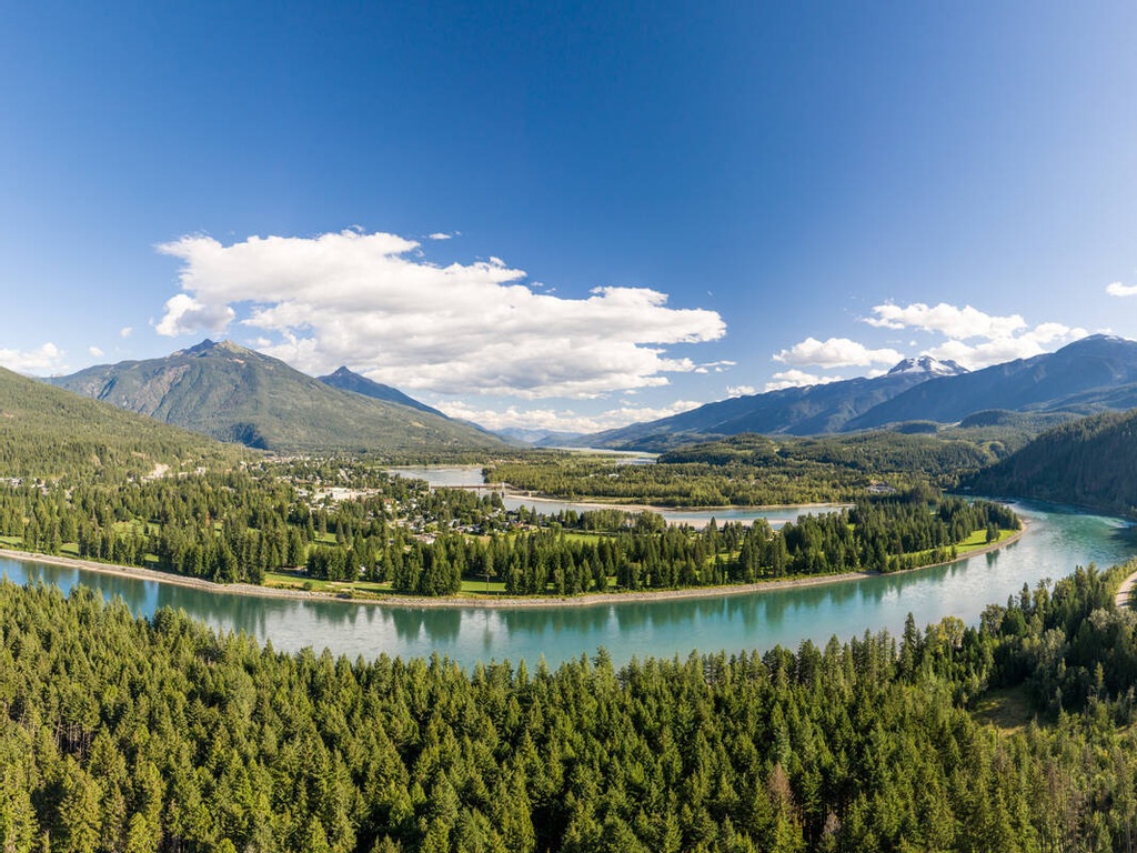 Columbia River met uitzicht op Revelstoke en bergen, Canada – reizen met Explore.