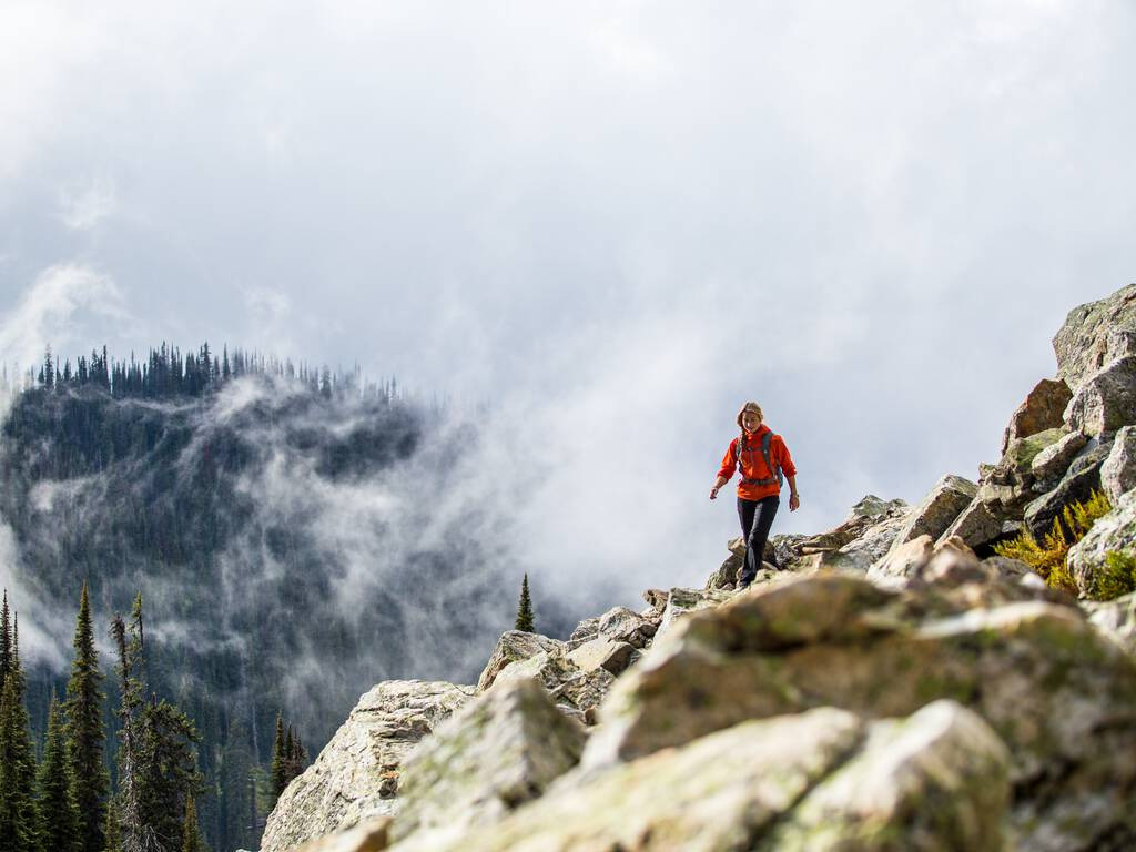 Wandelaar op rotsachtig pad in Mount Revelstoke National Park, British Columbia, Canada – reizen met Explore.