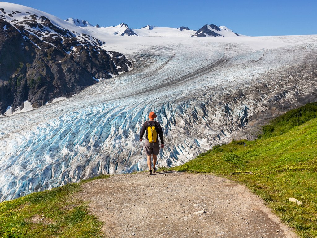 Wandelaar bij de indrukwekkende Exit Glacier in Kenai Fjords National Park, Alaska – reizen met Explore.