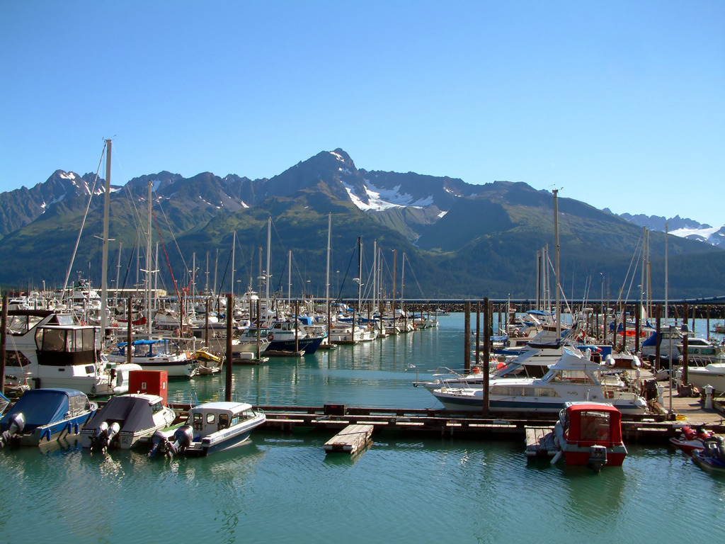 Jachthaven van Seward met boten en berglandschap op de achtergrond, Alaska – reizen met Explore.
