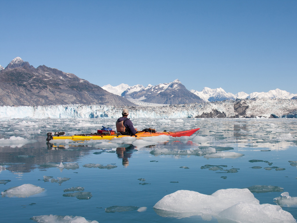 Kajakker tussen drijfijs voor de Columbia-gletsjer bij Valdez, Alaska – reizen met Explore.