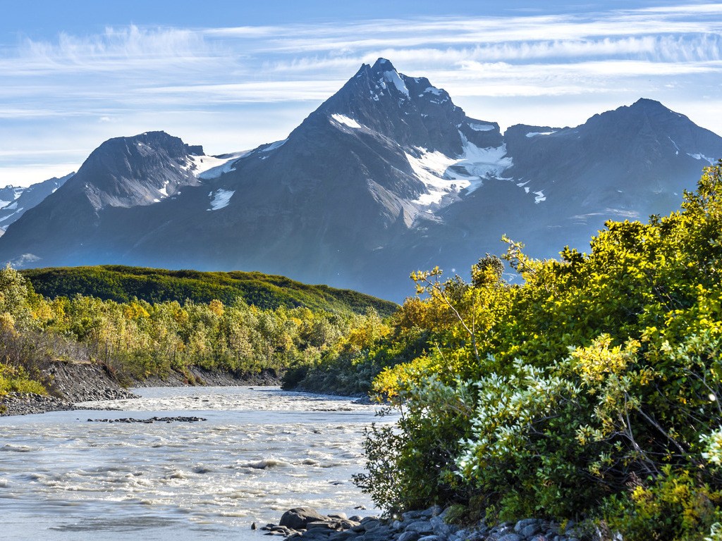 Rivierlandschap met besneeuwde bergen langs de Richardson Highway bij Valdez, Alaska – reizen met Explore.