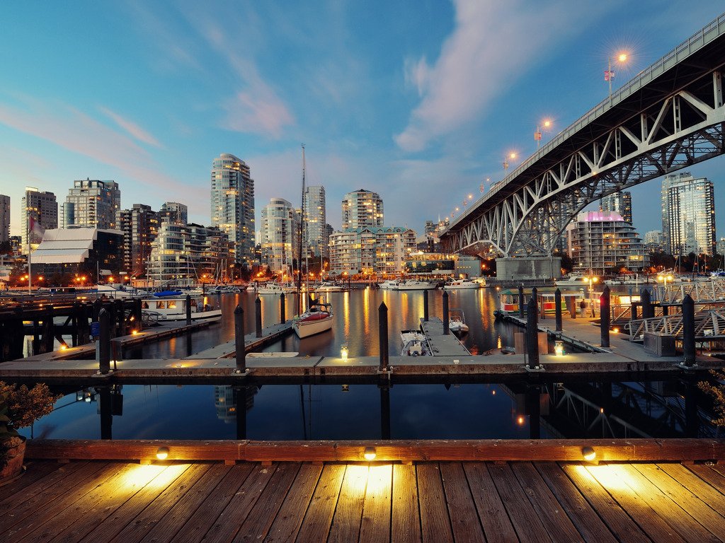 Skyline van False Creek in Vancouver, verlicht tegen de nachtelijke hemel – reizen met Explore.