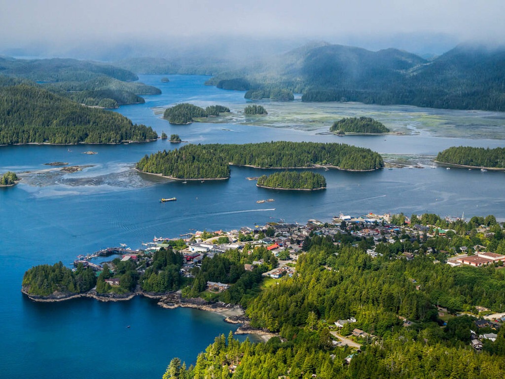 Luchtfoto van Tofino en Ucluelet op Vancouver Island, omringd door groene eilanden en fjorden – reizen met Explore.