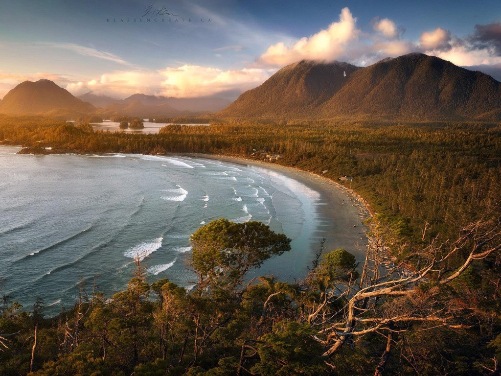 Kustlijn bij zonsondergang in Pacific Rim National Park Reserve, Vancouver Island, Canada – reizen met Explore.