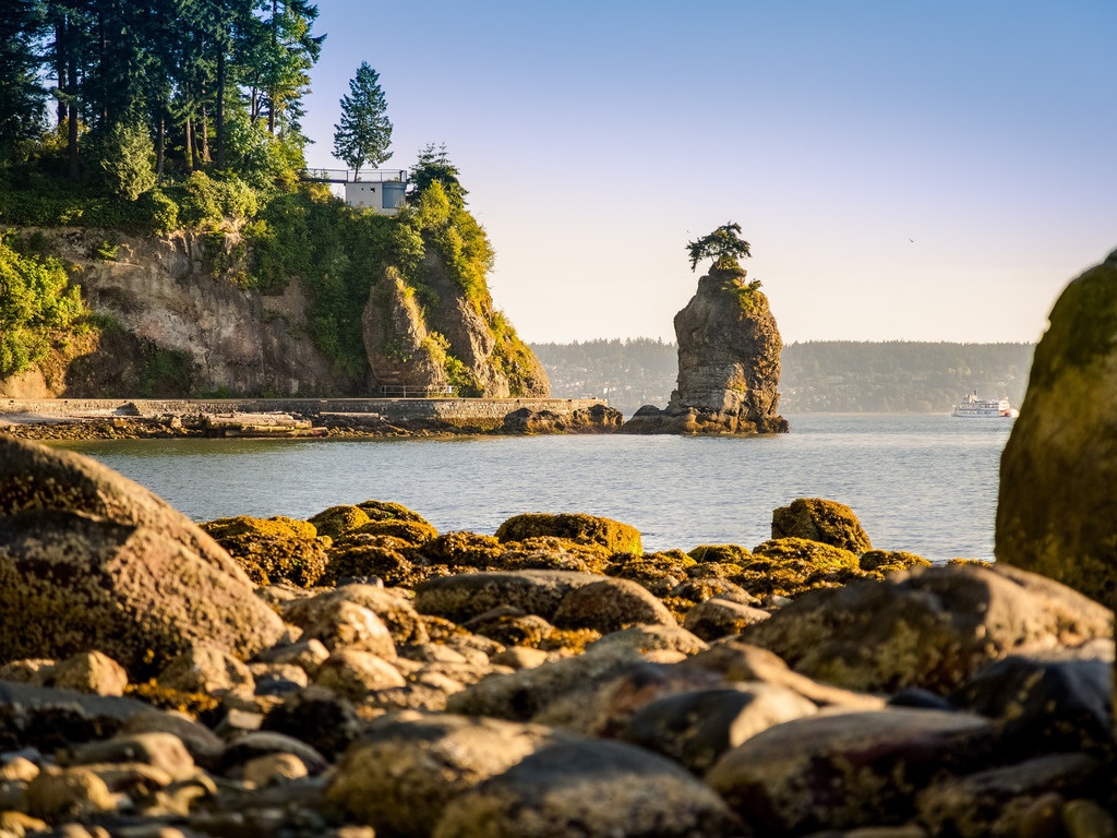 Kustlijn met rotsformatie Siwash Rock in Stanley Park, Vancouver, Canada – reizen met Explore.
