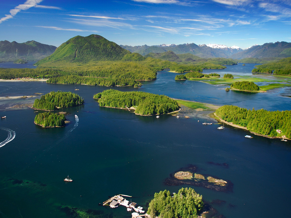 Luchtbeeld van eilanden en baaien rond Tofino op Vancouver Island, Canada – reizen met Explore.