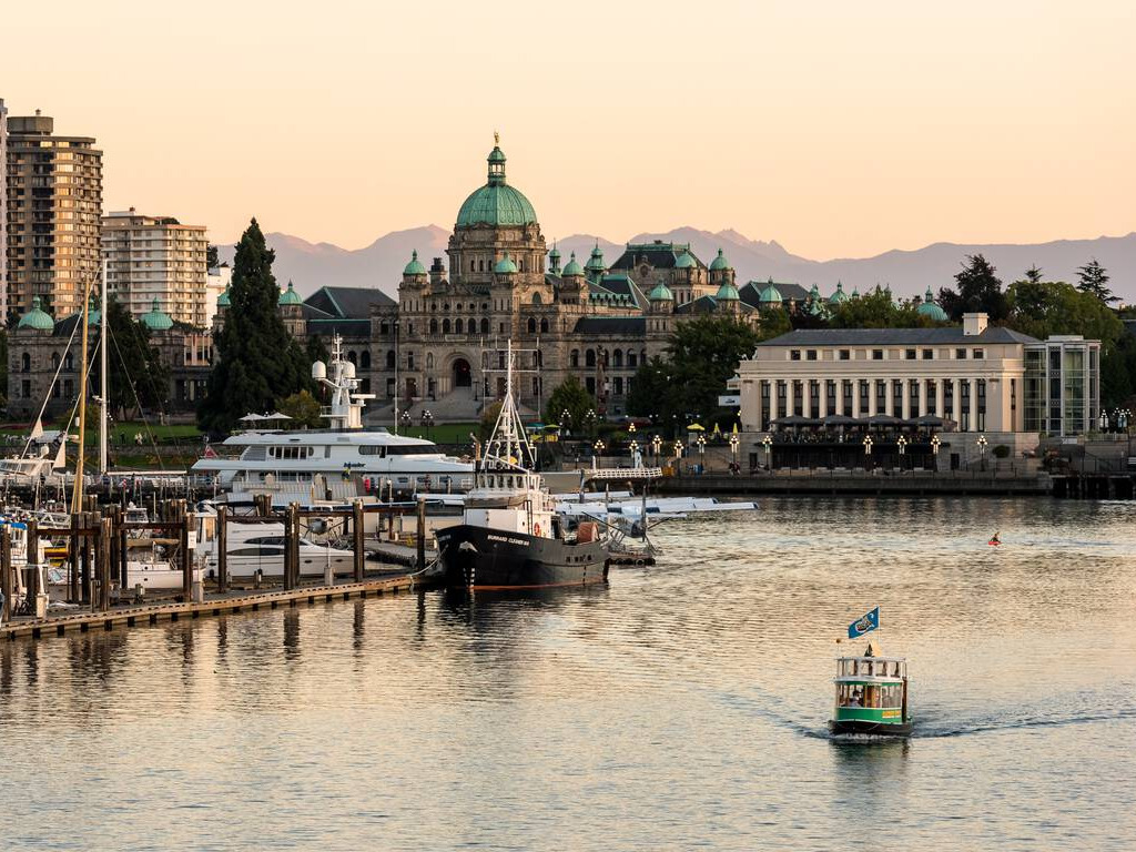 Victoria Harbour met de iconische parlementsgebouwen en historische skyline op Vancouver Island – reizen met Explore