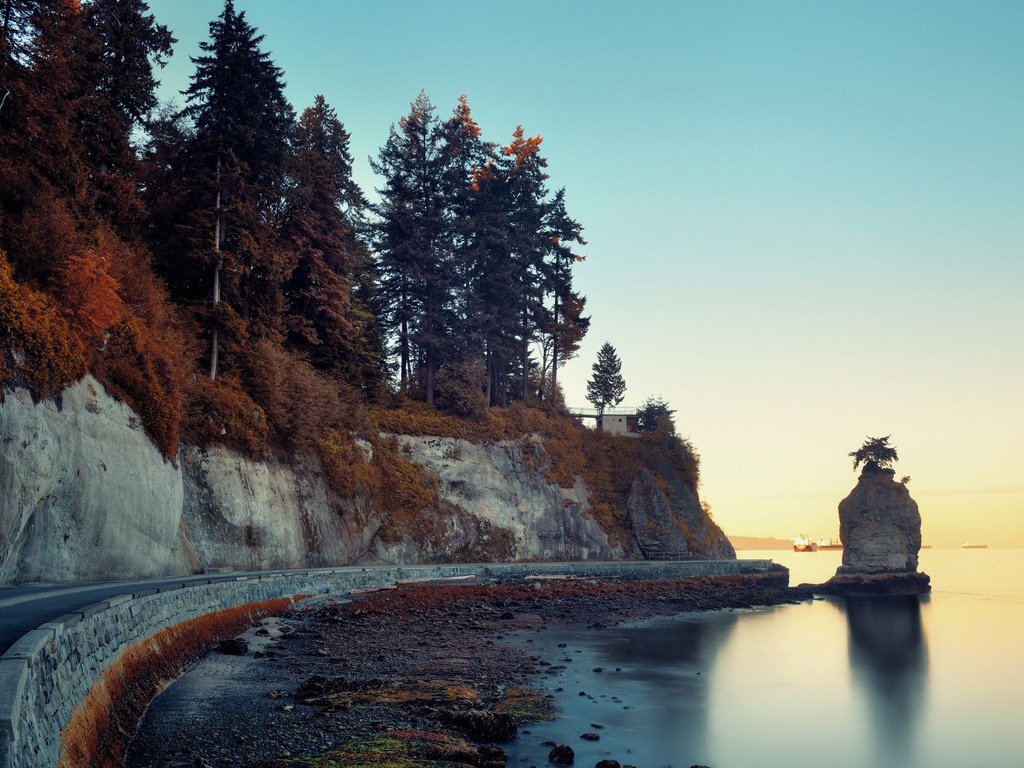 Stanley Park, Vancouver - Zeewering en wandelpad bij zonsondergang – Canada – reizen met Explore.