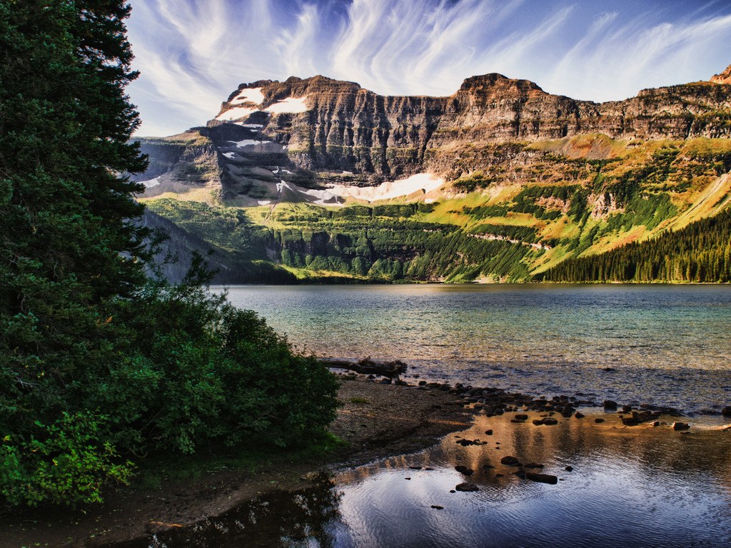 Meer met berglandschap en dennen in Waterton National Park, Canada – reizen met Explore.
