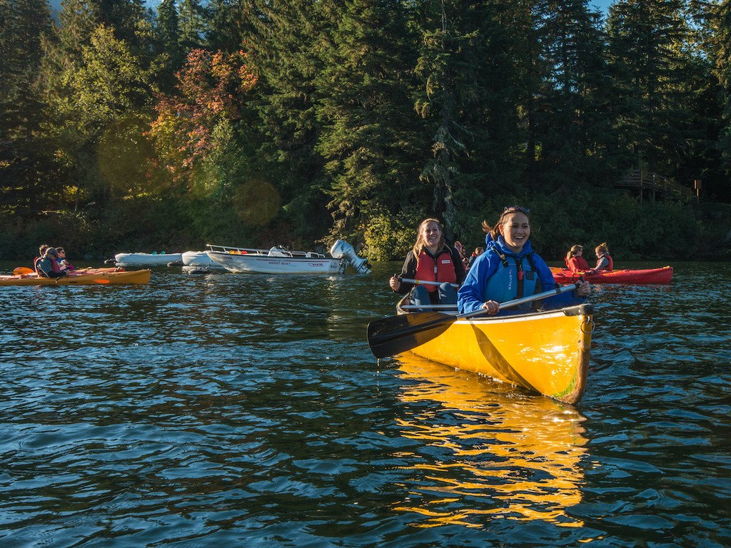 Groep kanoërs peddelen op meer bij Whistler, British Columbia, Canada – reizen met Explore.