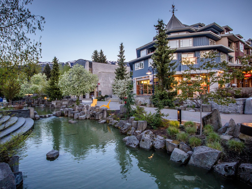 Whistler Village met waterpartij en bomen in British Columbia, Canada – reizen met Explore.