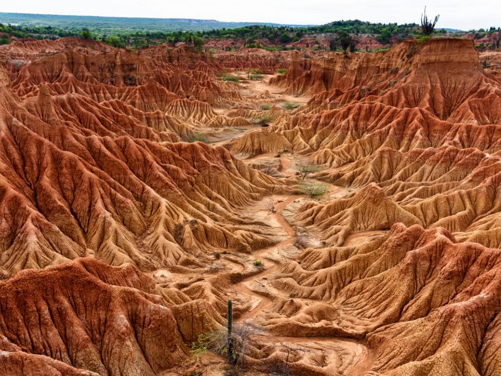 Roodbruine rotsformaties in Tatacoa-woestijn, Colombia – reizen met Explore.