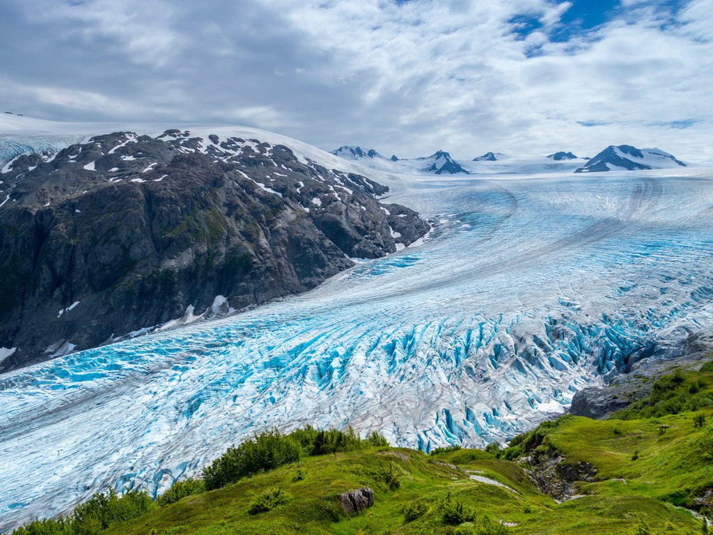 Exit Glacier met ijs en bergen in Kenai Fjords National Park, Alaska, VS – reizen met Explore.