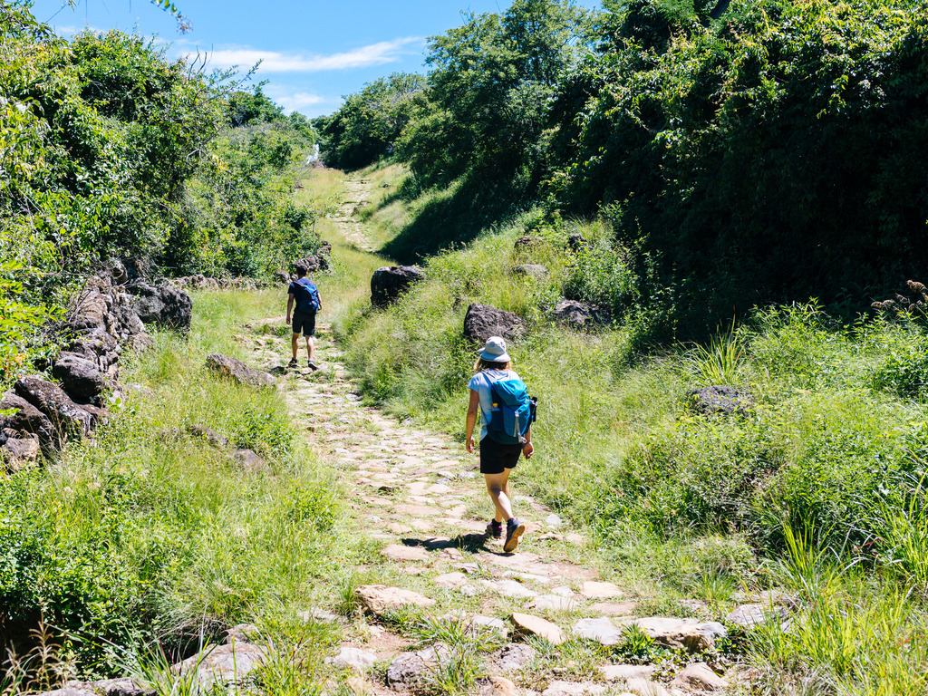Wandelaars op Camino Real tussen Barichara en Guane, Colombia – reizen met Explore.