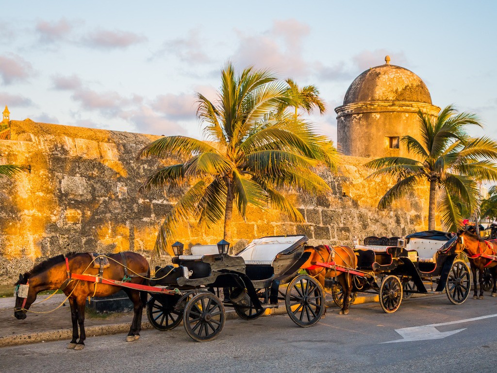 Paard en koets voor oude stadsmuur in Cartagena, Colombia – reizen met Explore.