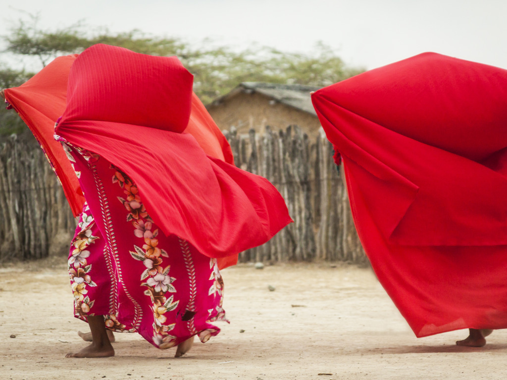 Traditionele dans met rode doeken in La Guajira, Colombia – reizen met Explore.