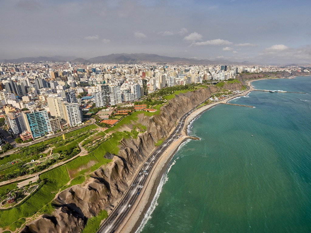 Luchtfoto van kustlijn en stadszicht van Lima, Peru – reizen met Explore.