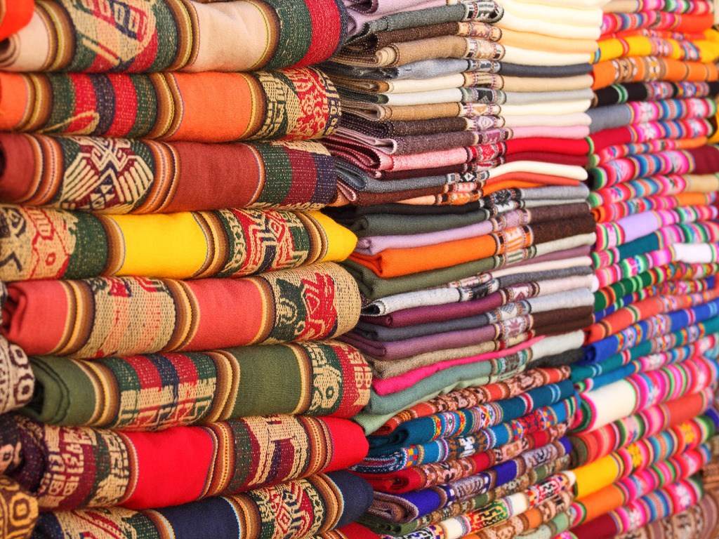 Kleurrijke stoffen in Quito, Ecuador - reizen met Explore