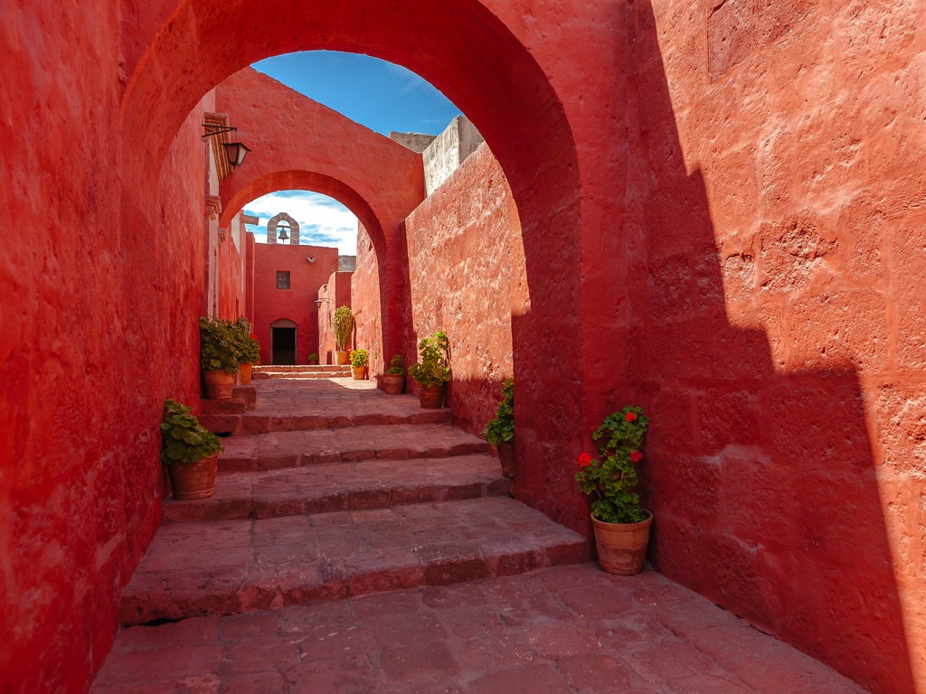 Rode booggang en trappen in klooster van Arequipa, Peru – reizen met Explore.