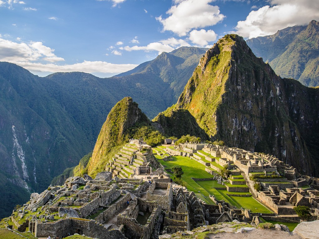 Machu Picchu in Peru, zonlicht op de oude ruïnes – reizen met Explore.