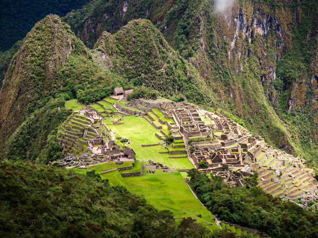 Uitzicht op Machu Picchu met Inca-ruïnes en groene bergen, Cusco, Peru – reizen met Explore.