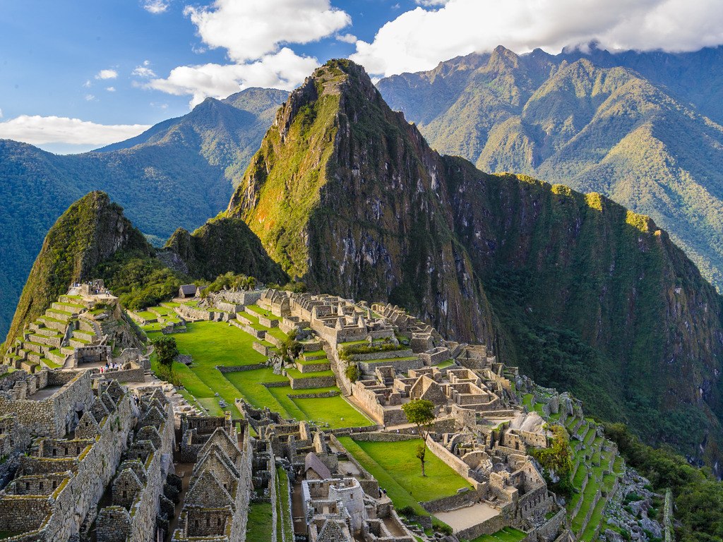Uitzicht op Machu Picchu met bergen en terrassen, Cusco, Peru – reizen met Explore.
