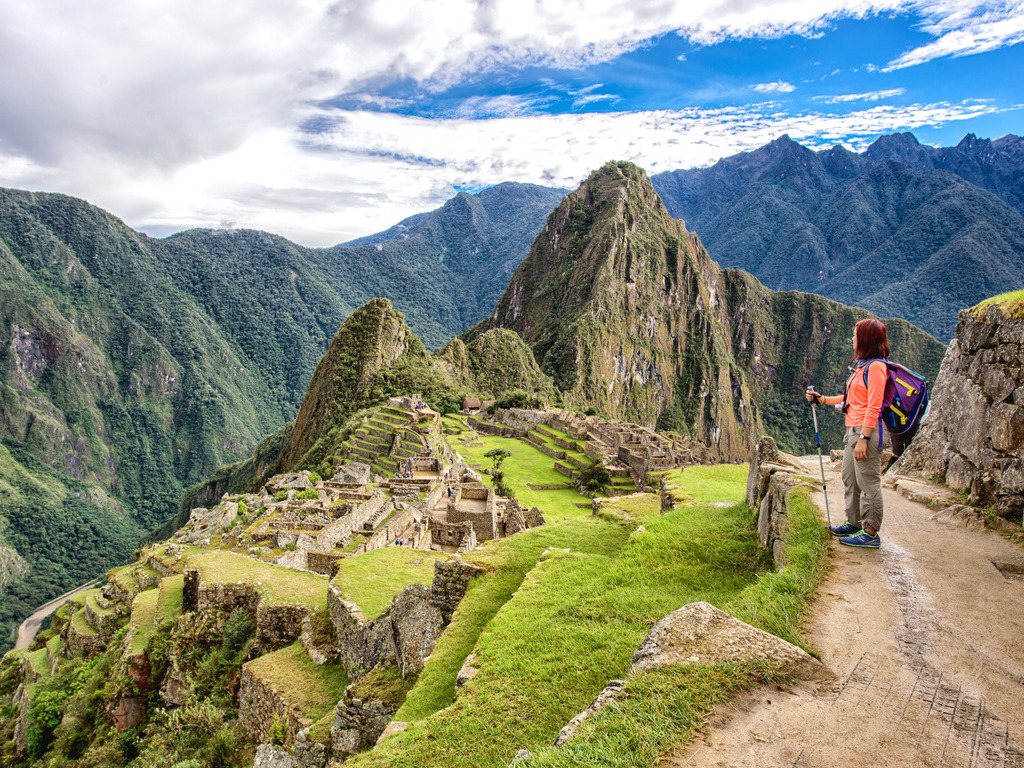 Wandelaar kijkt uit over Machu Picchu, Cusco, Peru – reizen met Explore.