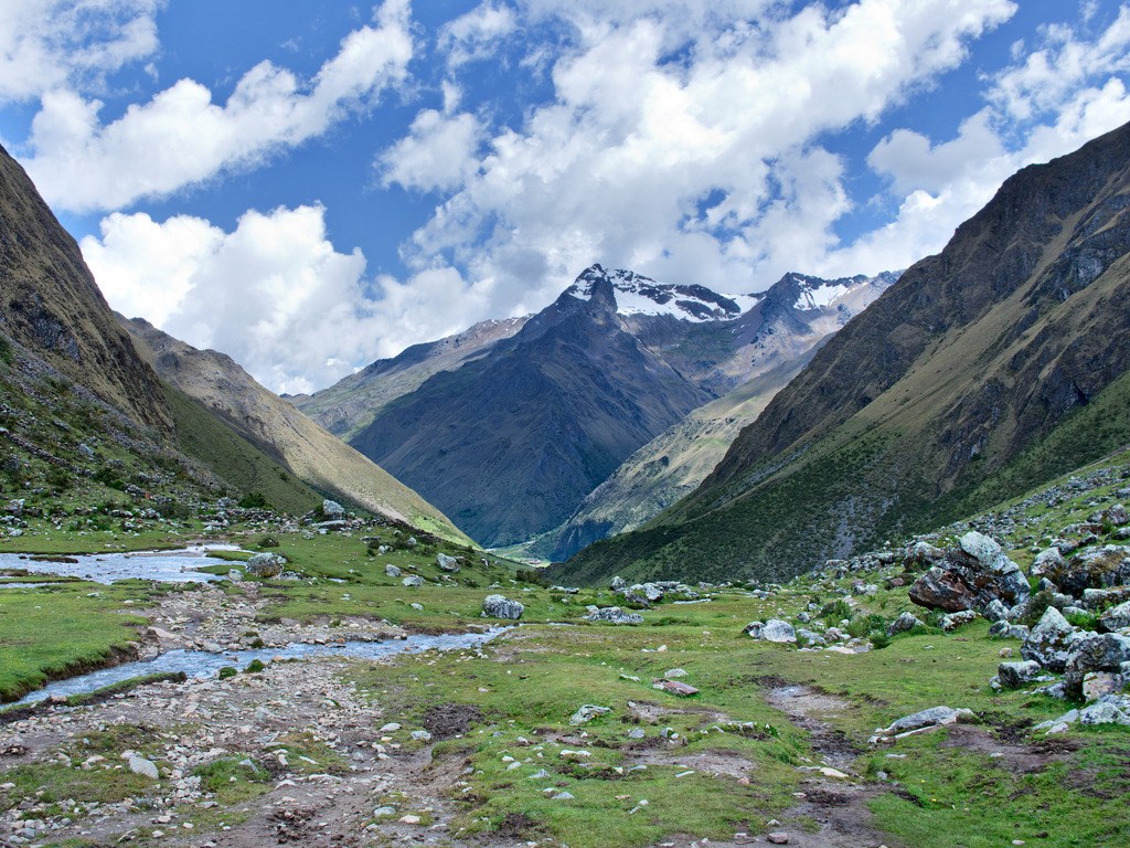 Berglandschap langs de Salkantay-berg in Peru – reizen met Explore.