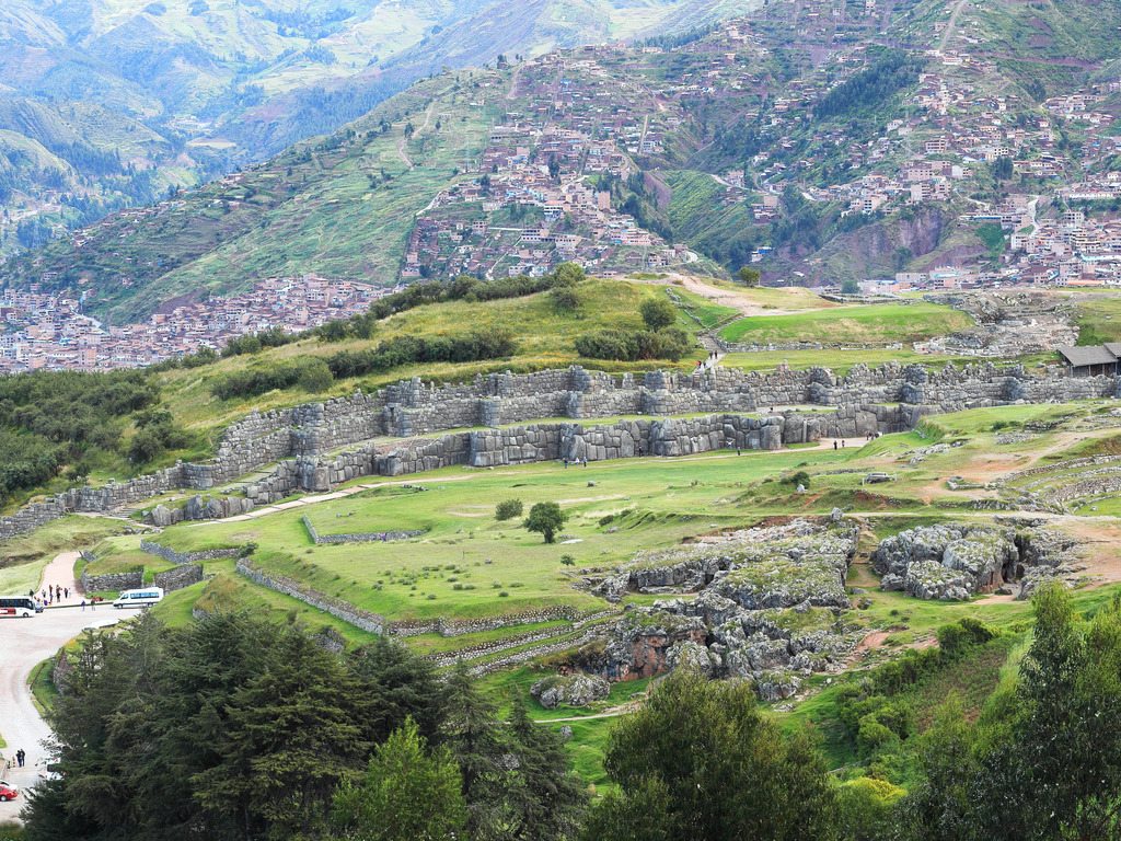 Ruïnes van Saqsayhuamán met uitzicht op Cusco, Peru – reizen met Explore.