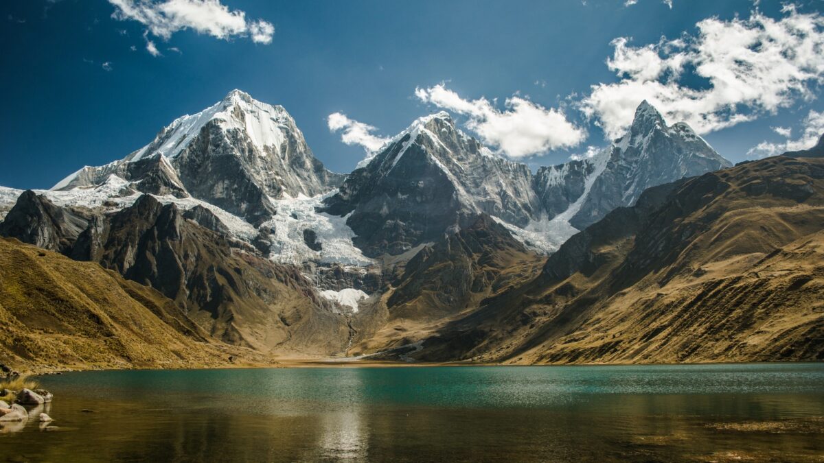 Bergmeer met besneeuwde pieken in de Cordillera Huayhuash, Peru – reizen met Explore.