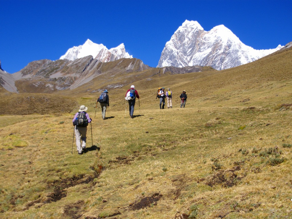 Wandelaars op pad in de Huayhuash-bergen bij Huaraz, Peru – reizen met Explore.