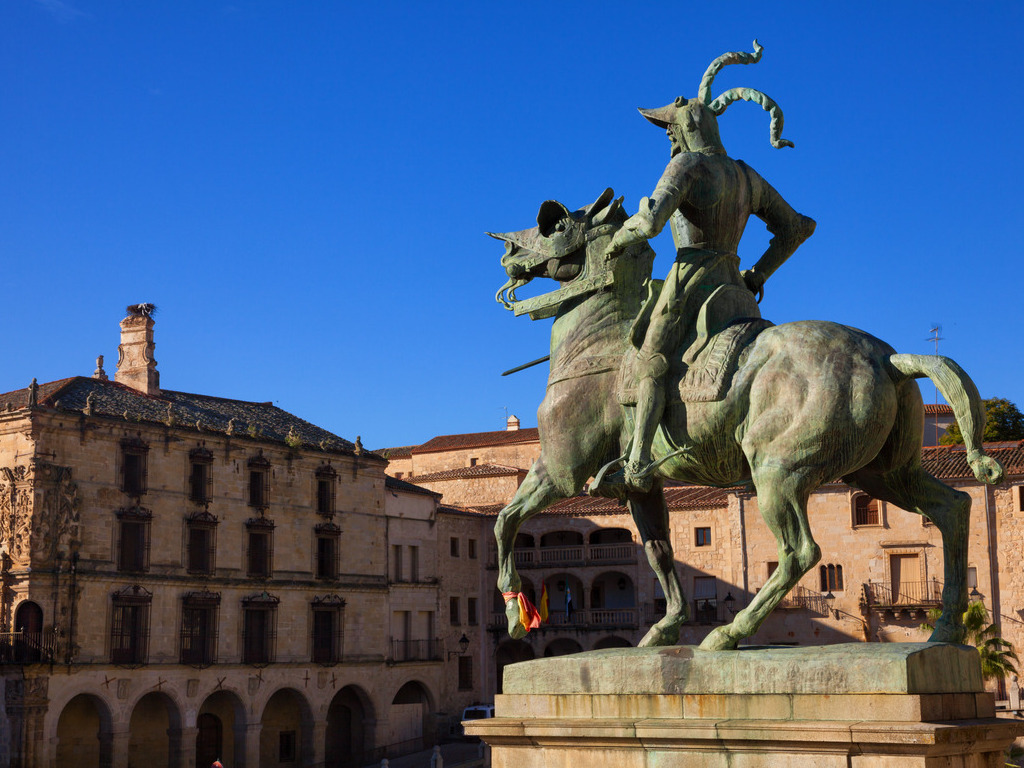 Standbeeld van ruiter met hoorn op paard in Trujillo, Peru – reizen met Explore.