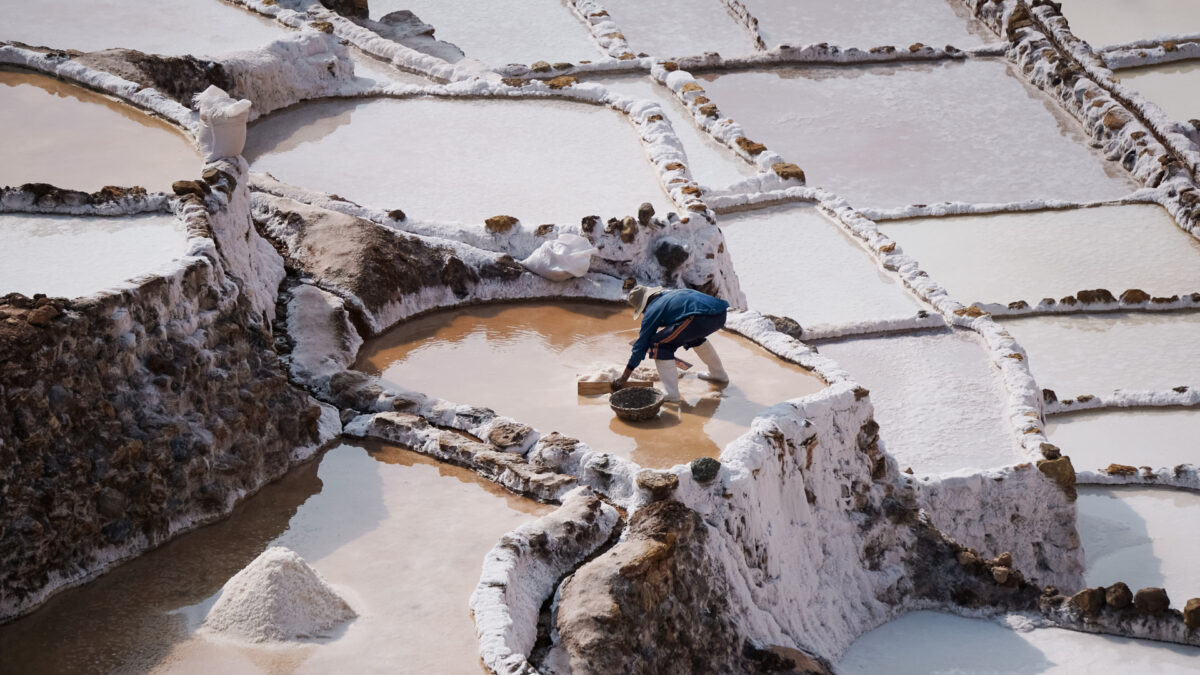 Zoutwinning in de zoutpannen van Maras, Peru – reizen met Explore.