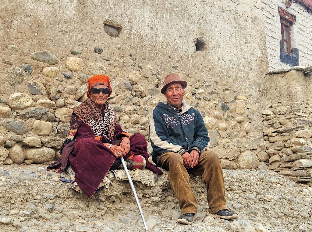 mensen in een dorp in ladakh india