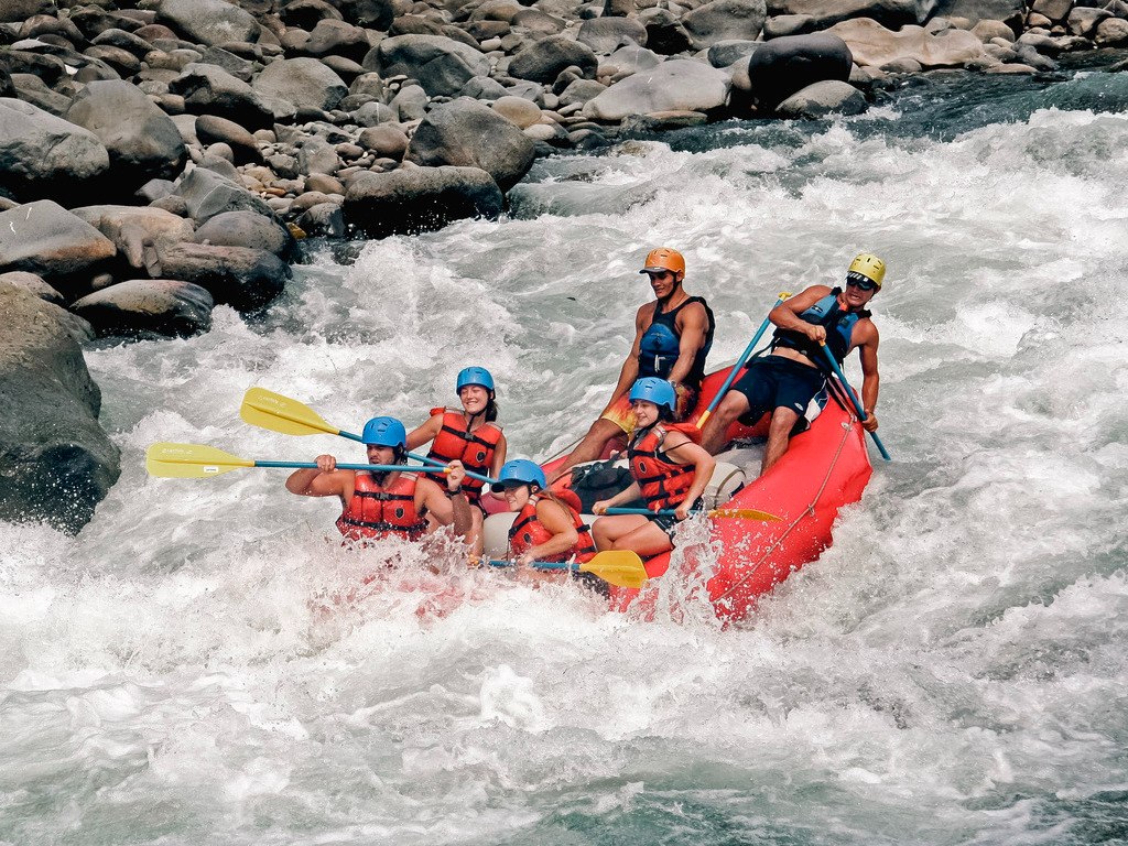 Groep mensen raften op rivier met stroomversnellingen in Peru – reizen met Explore.