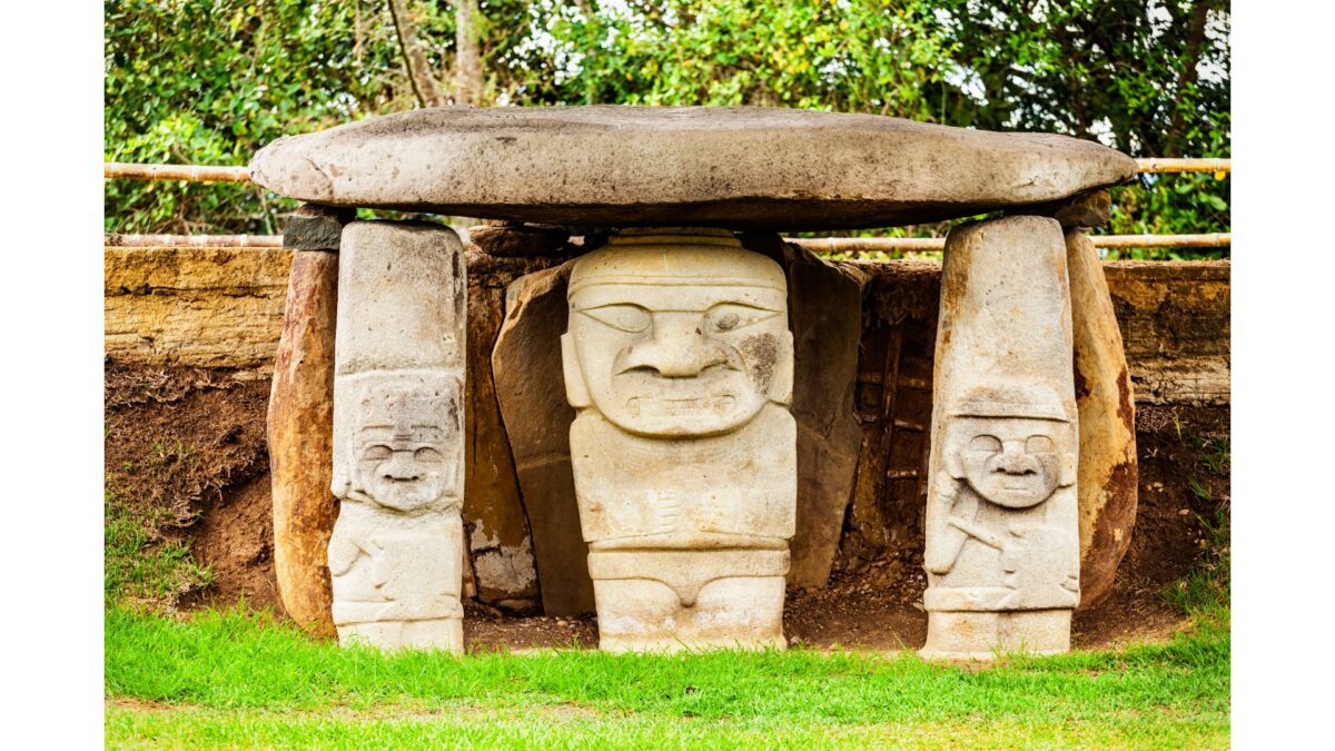 Ancient stone statues met een grote stenen plaat erboven in San Agustín Archeologisch Park, Colombia – reizen met Explore.