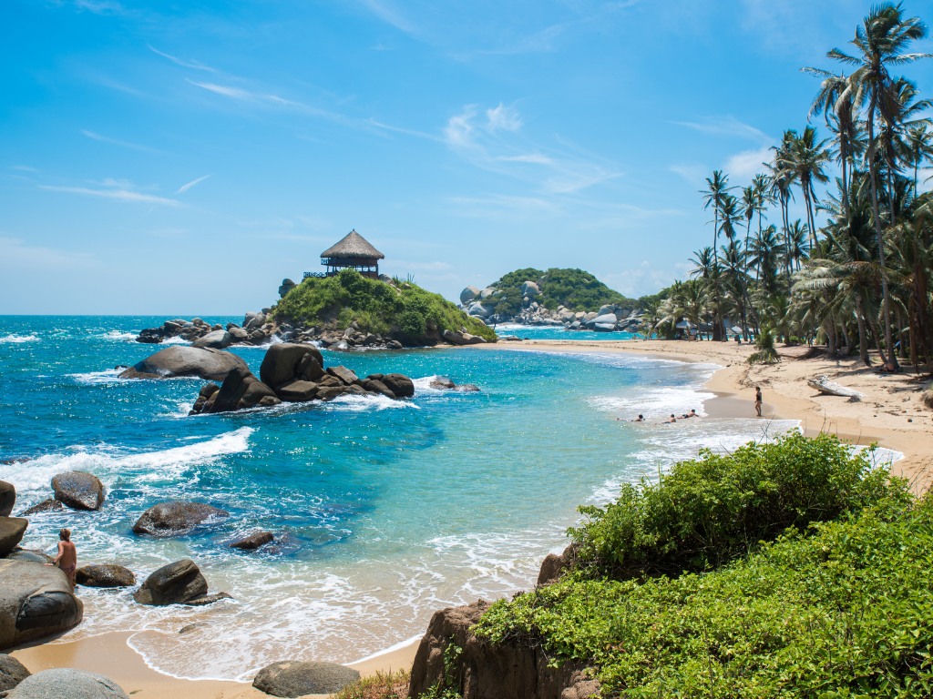 Strand met palmbomen en rotsen in Tayrona National Park, Colombia – reizen met Explore.