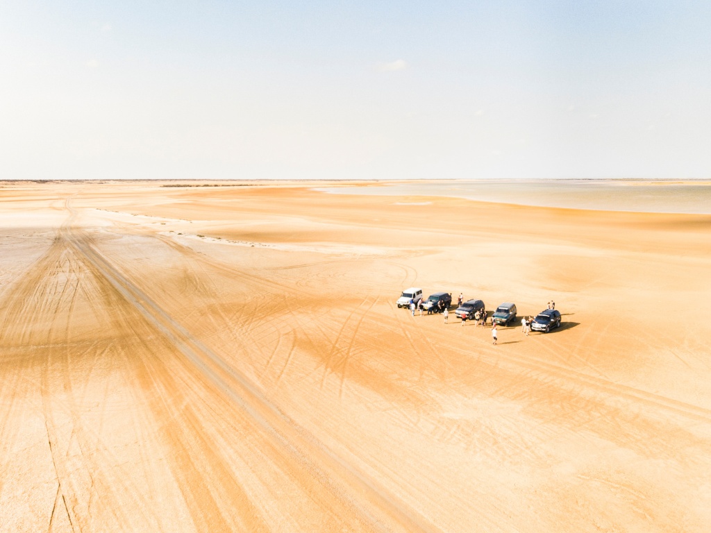4x4-auto’s in woestijnlandschap Alta Guajira, Colombia – reizen met Explore.