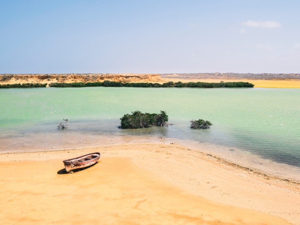 Strand met mangroves en bootje in Punta Gallinas, La Guajira, Colombia – reizen met Explore.