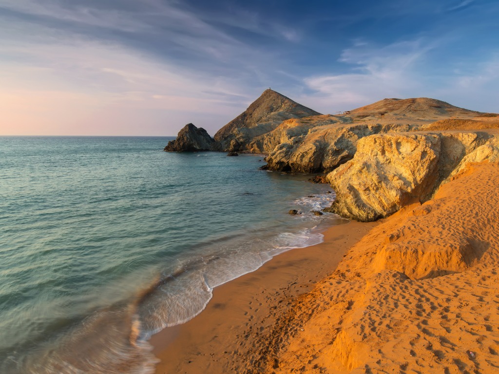Kustlijn met rotsen en kristalhelder water in Punta Gallinas, La Guajira, Colombia – reizen met Explore.