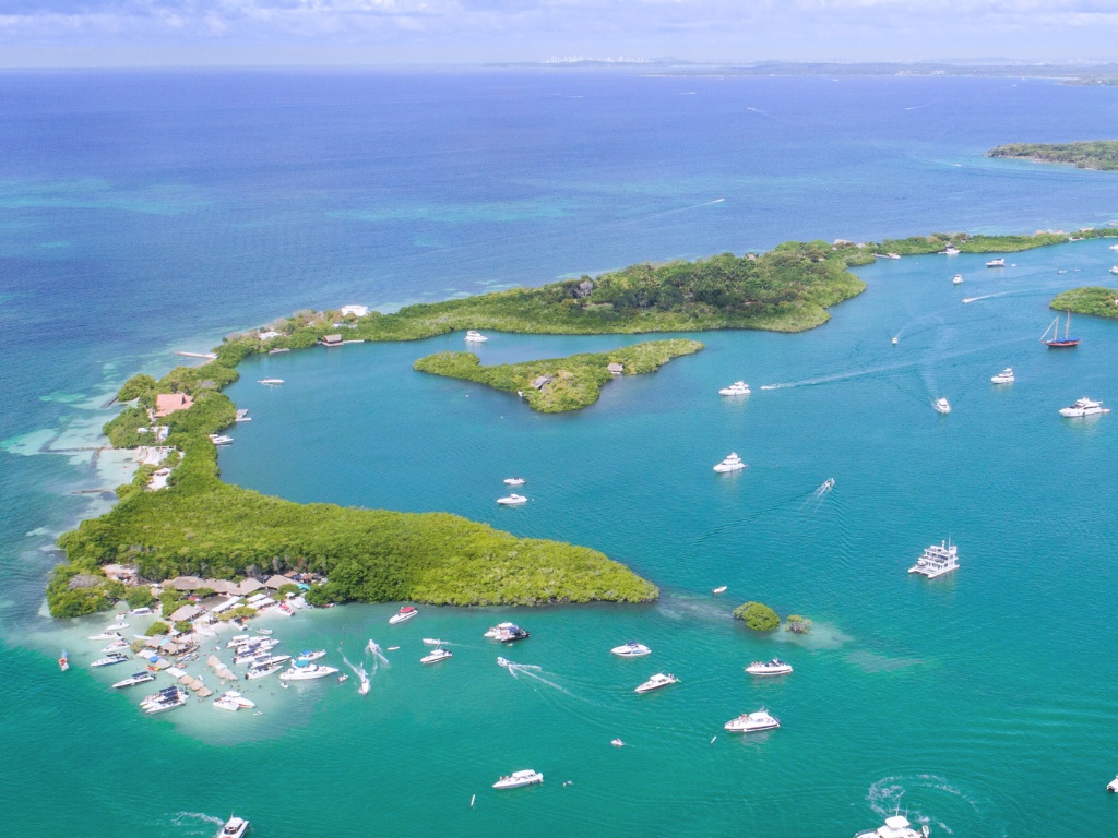 Luchtfoto van boten en groene eilanden bij Islas del Rosario, Colombia – reizen met Explore.
