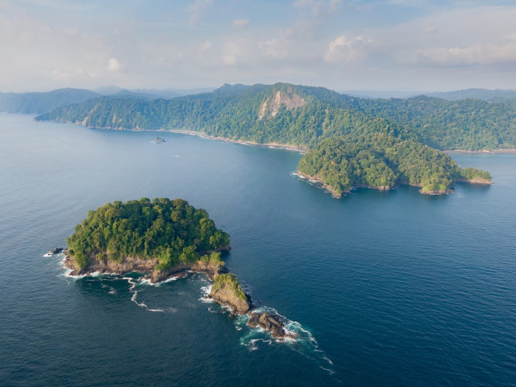 Luchtfoto van groene eilanden en kustlijn in de regio Nuquí Tribugá, Colombia – reizen met Explore.