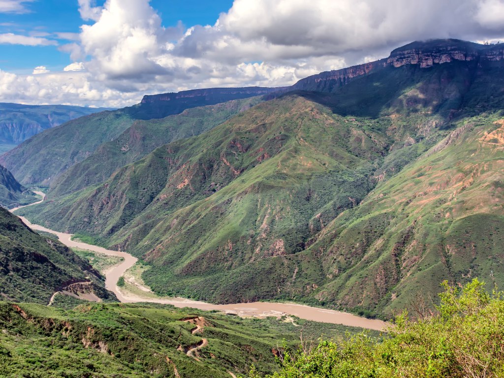 Landschap van de Chicamocha-kloof met rivier en groene heuvels, Colombia – reizen met Explore.
