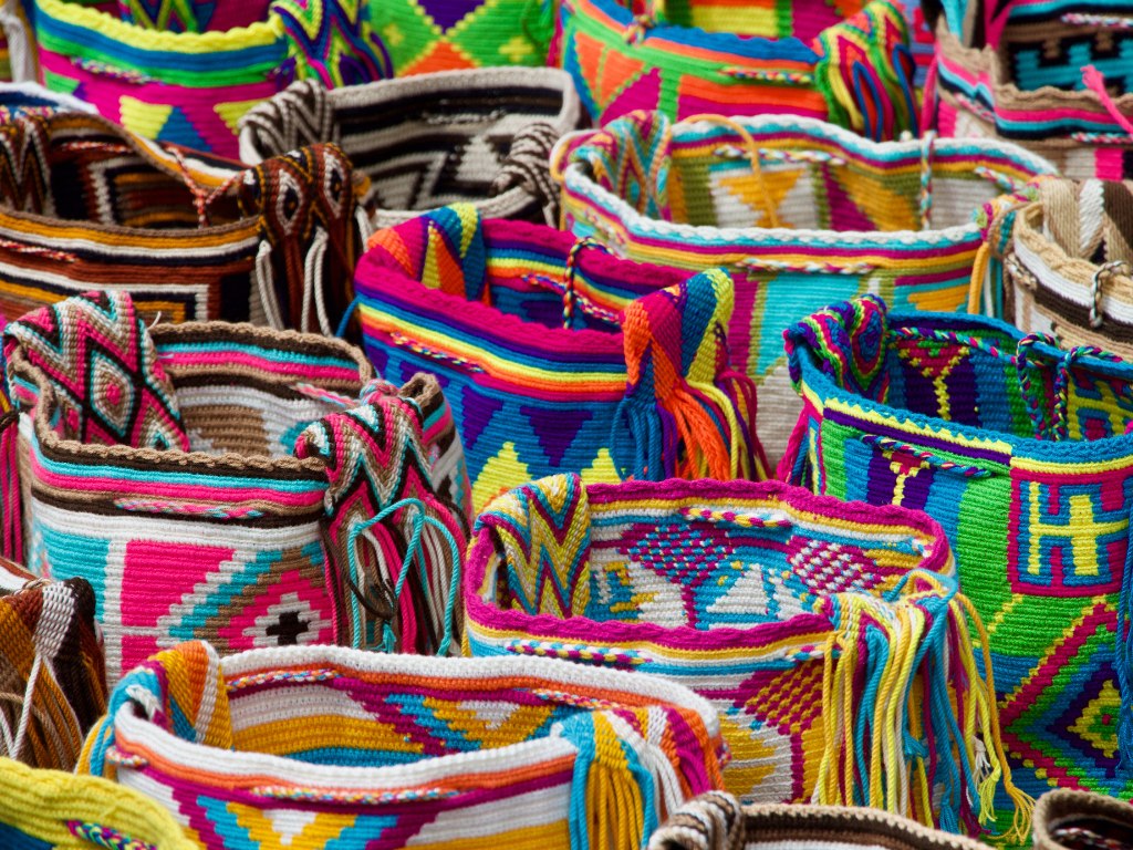 Kleurrijke geweven tassen te koop op een Colombiaanse markt – reizen met Explore.