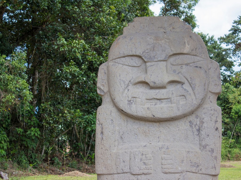 Precolumbiaanse megalithische steenbeeld in Colombia – reizen met Explore.