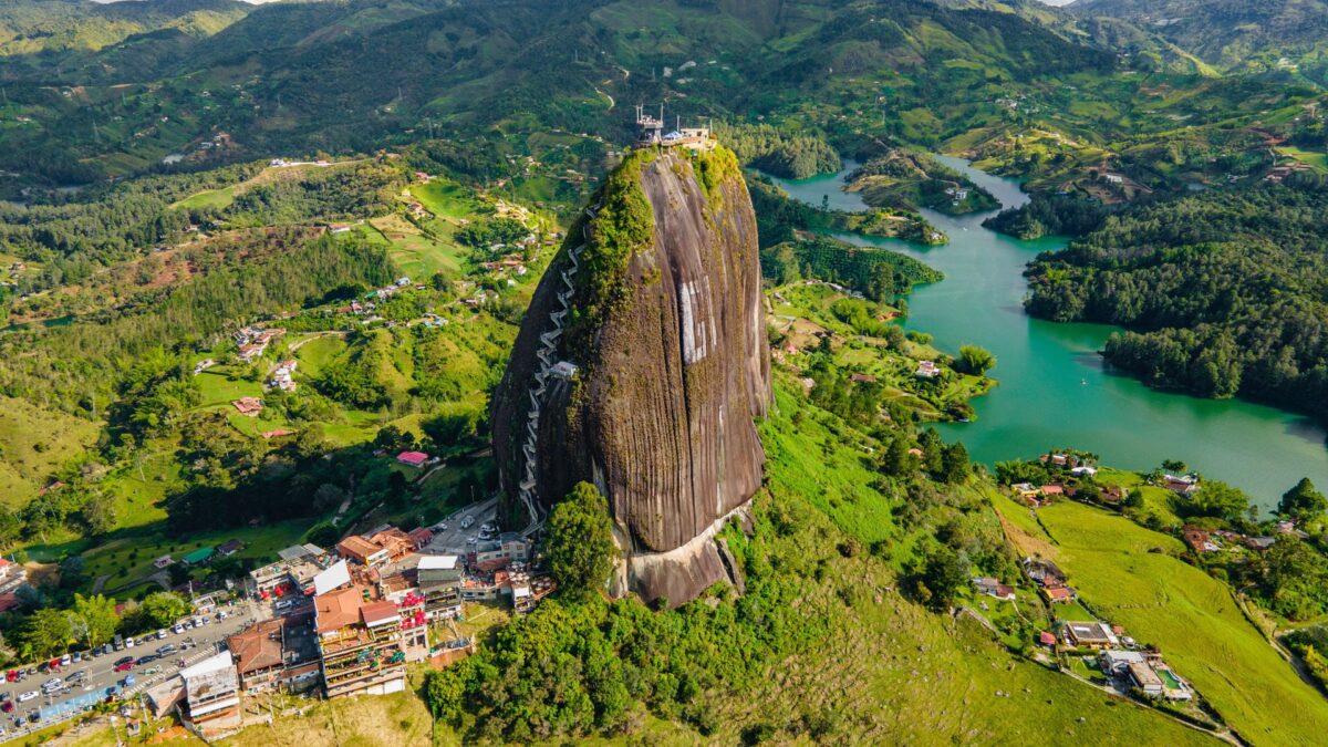 El Peñol rots bij Guatapé, Colombia – reizen met Explore.